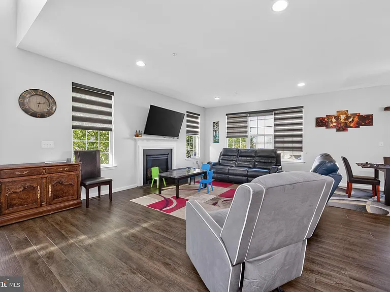 271 Fairfield Cir W — Photo 5