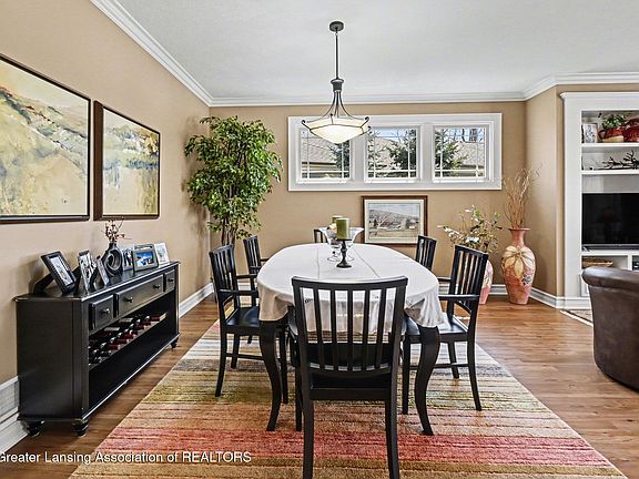 3rd image of 585 Aquila Dr
