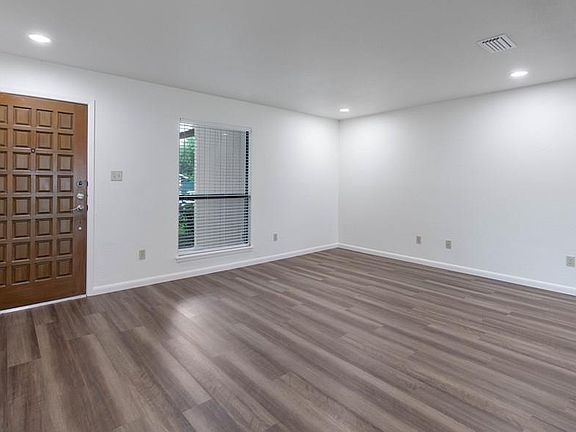 4th image of 2109 Emerald Lake Dr