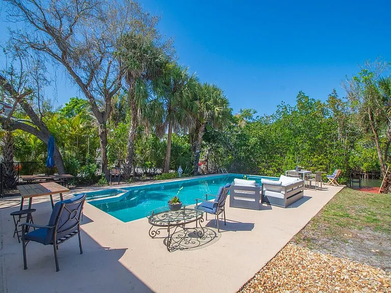 527 E Causeway Blvd — Photo 19