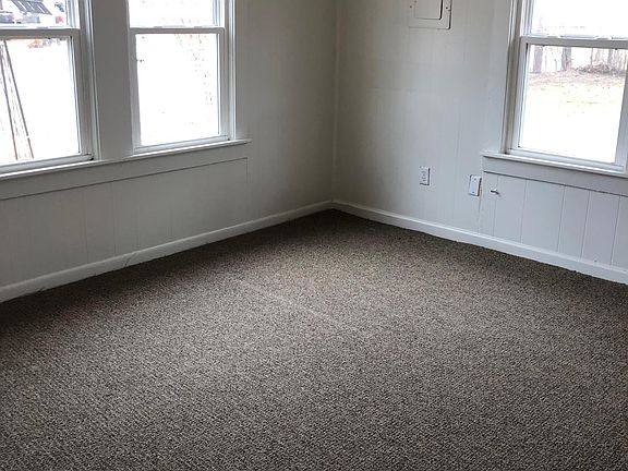 4th image of 1040 W Oak St