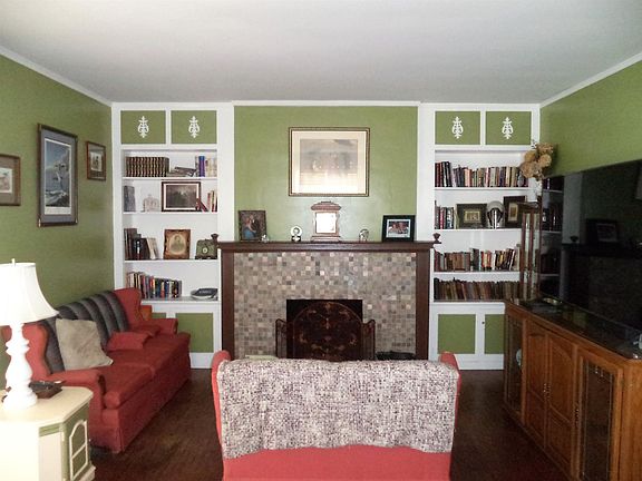 5th image of 935 E Gum St