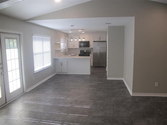 3rd image of 3504 Roanoke Dr