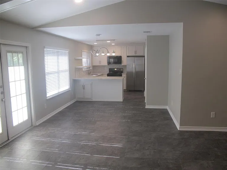 3504 Roanoke Dr — Photo 3
