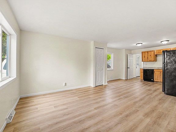 4th image of 956 Commonwealth St