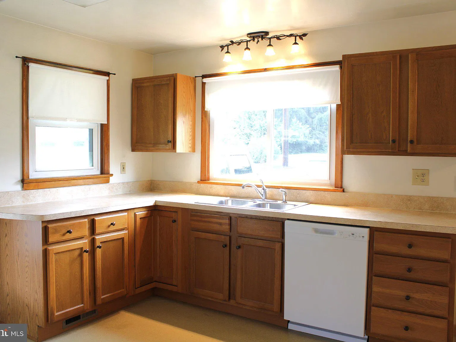 2 bed, 1.5 bath, 1232 sqft, $1,600 — Photo 4