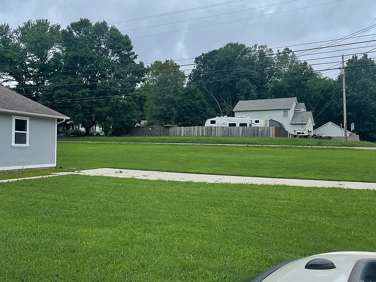 1909 Meadowview Ln — Photo 9