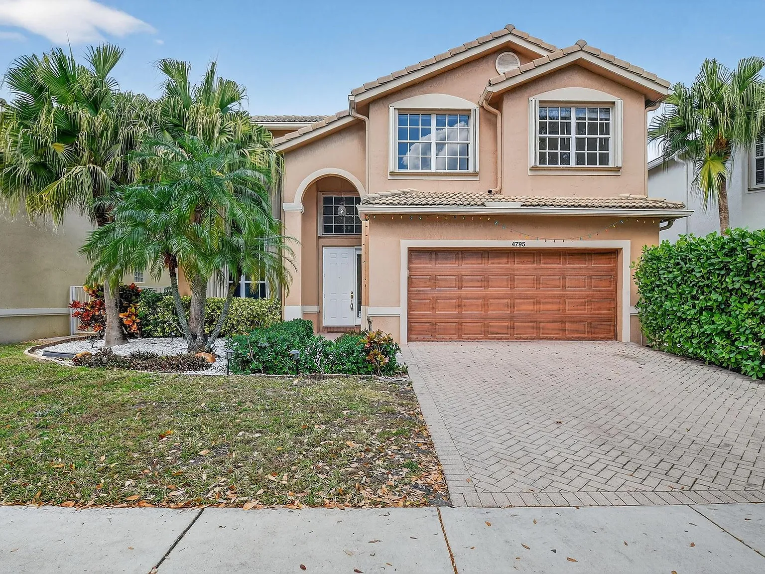 4 bed, 2.5 bath, 2730 sqft, $4,500 — Photo 1