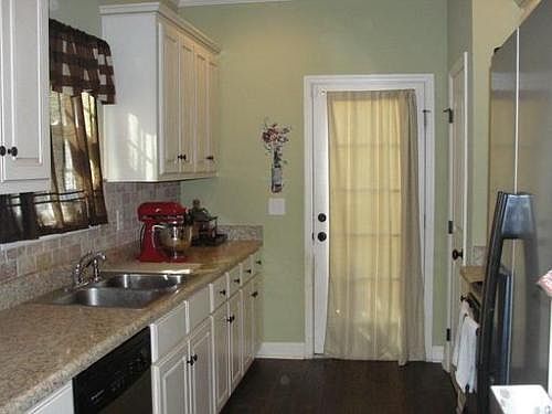 3rd image of 1443 Collins Dr