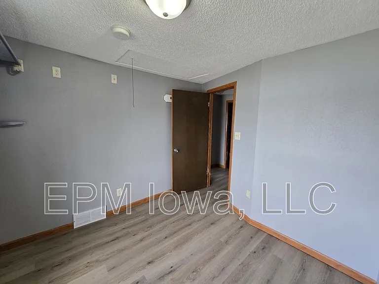 518 E 2nd St — Photo 33