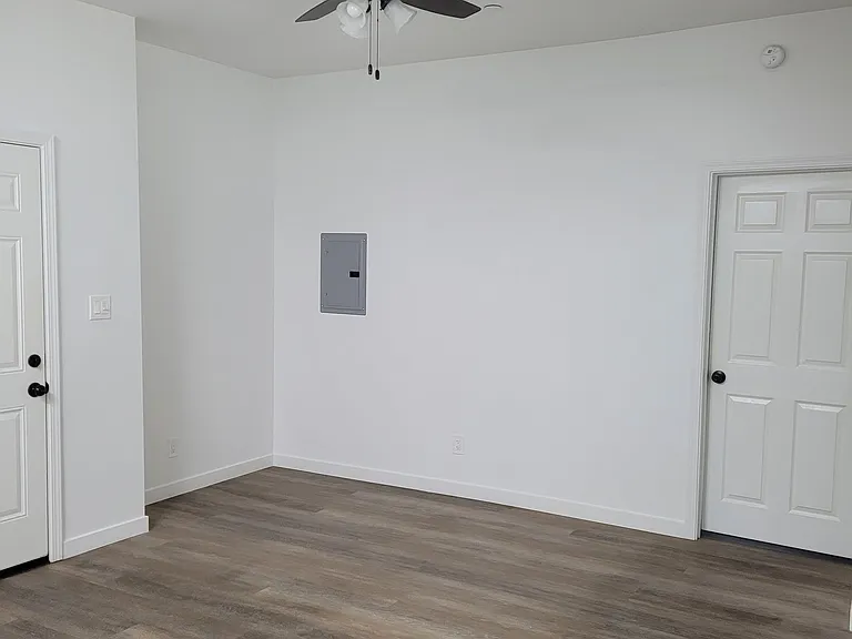 1913 W 3rd St #2 — Photo 3