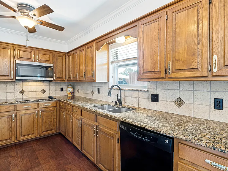 1005 De Pauw Dr — Photo 8