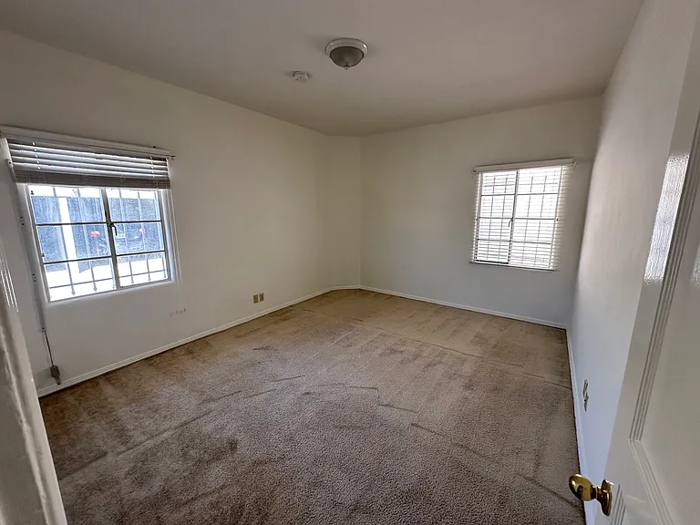 1623 Hillhurst Ave — Photo 3