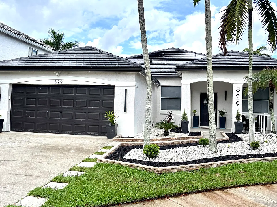 829 Azalea Pl