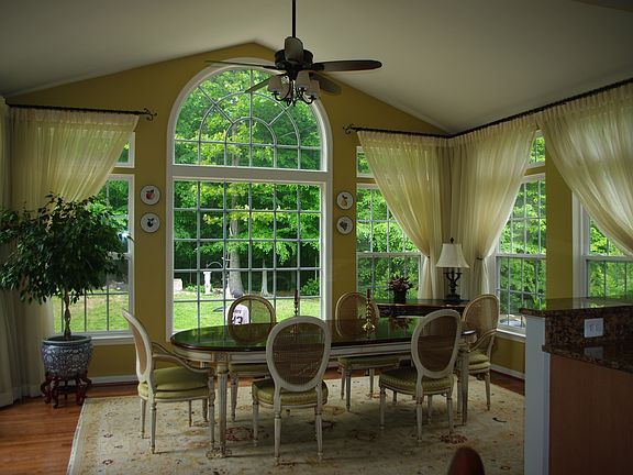 Sunroom / casual dining
