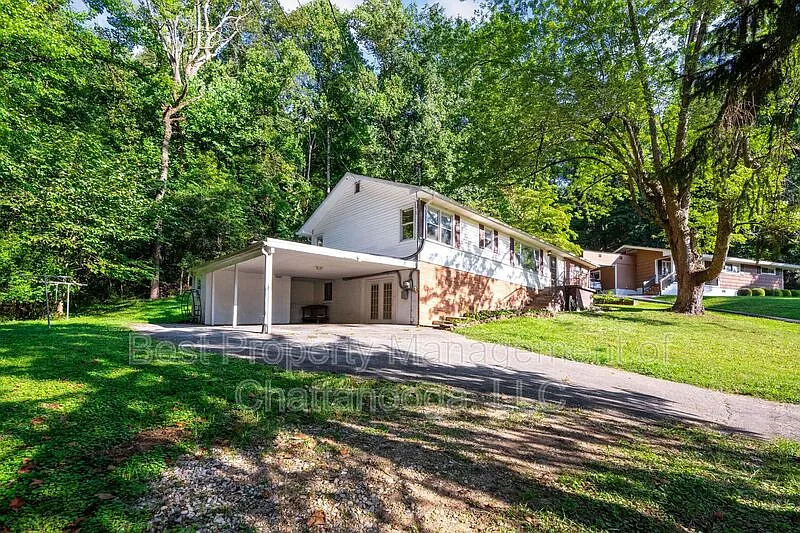 5 bed, 2.0 bath, 2296 sqft, $2,650 — Photo 4