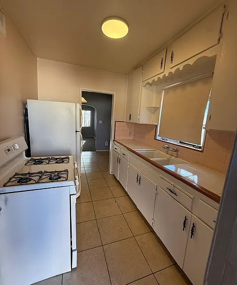 601 N Swan Rd — Photo 17