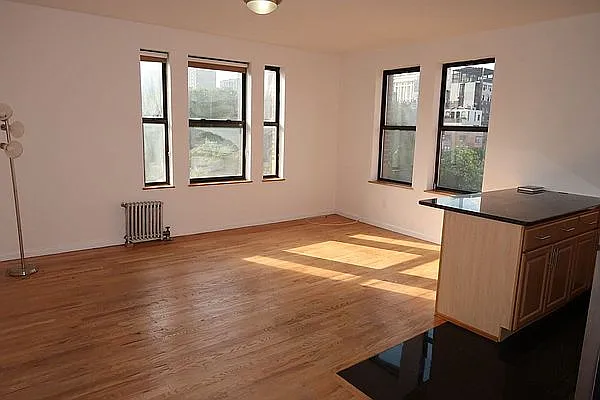 Rented by Jonis Realty | media 32