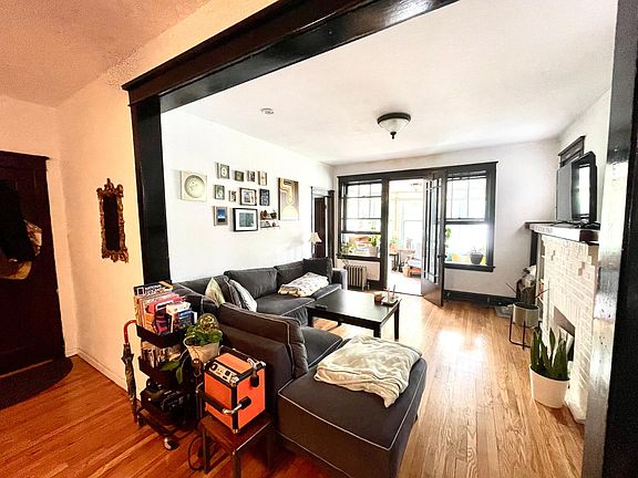 5th image of 2419 N Maplewood Ave #1