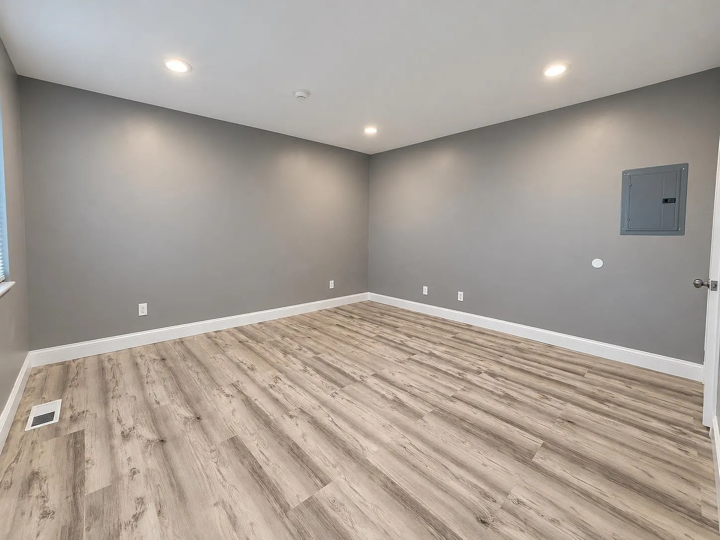 481 Walker St — Photo 4