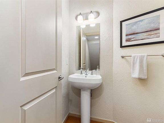 3rd image of 340 Shangri La Way NW
