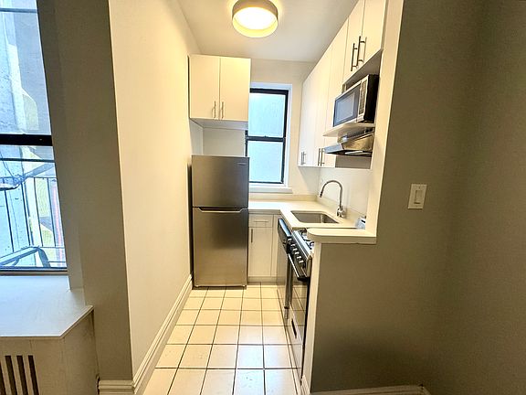 4th image of 236 E 88th St APT 5RE
