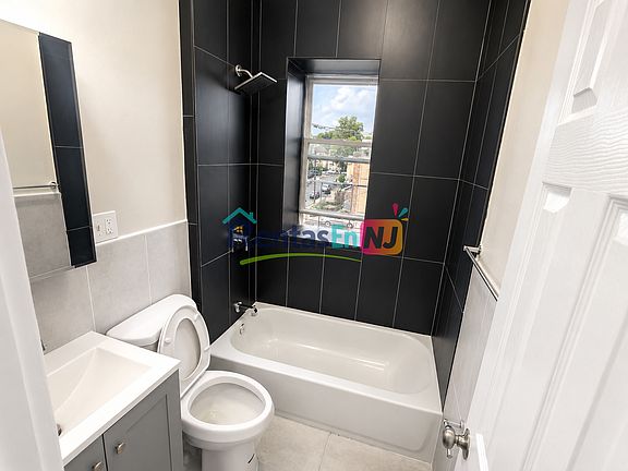 5th image of 28 Wainwright St #3B