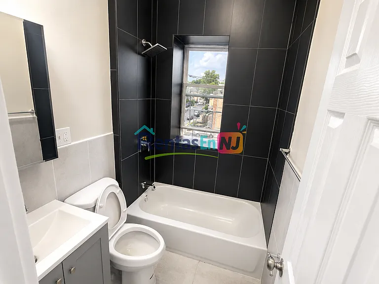 28 Wainwright St #3B — Photo 5