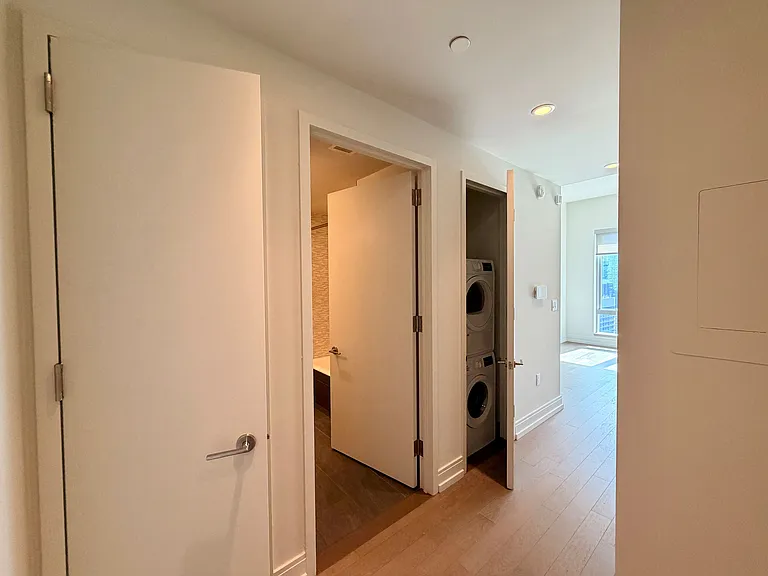 555 10th Ave #20C — Photo 6
