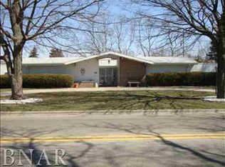 210 Fairway Dr, Bloomington, IL