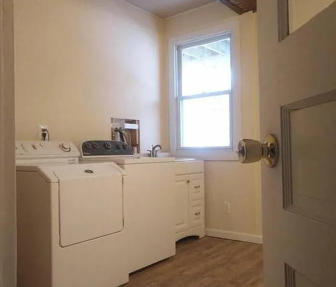 washer dryer room