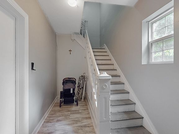 3rd image of 221 N Hickory St
