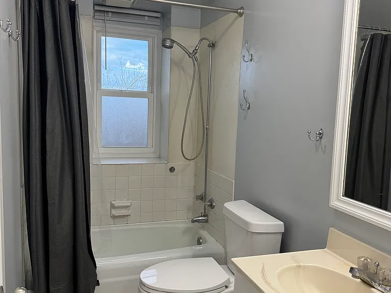 608 W 4th St #2 — Photo 16