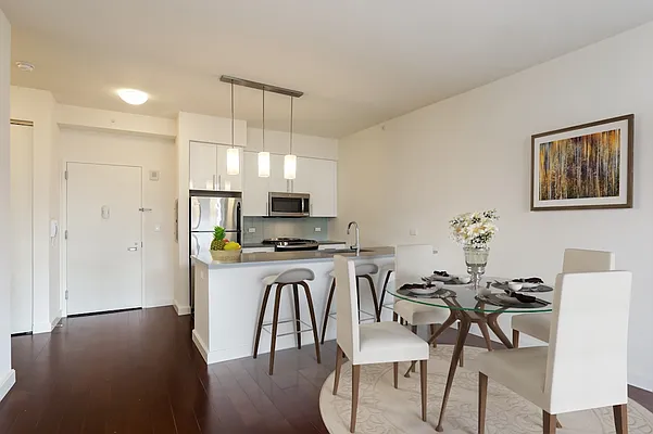 Rented by Red Apple Group | media 21