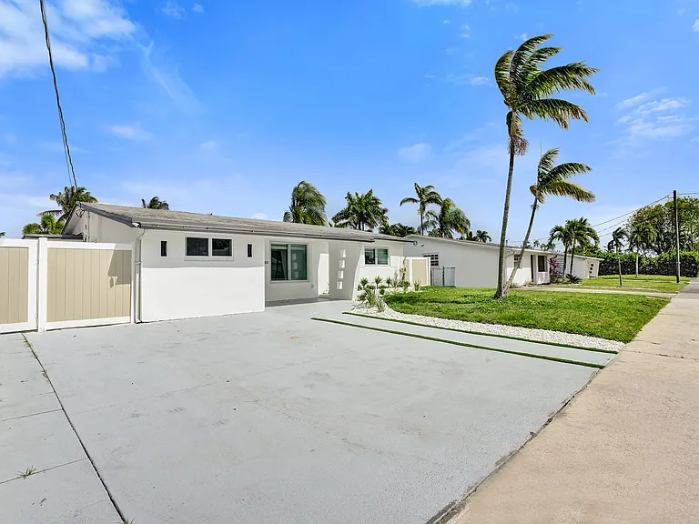 4480 SW 34th Dr — Photo 34