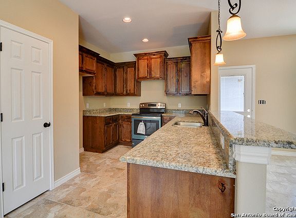 4th image of 575 KINDERSLEY ST
