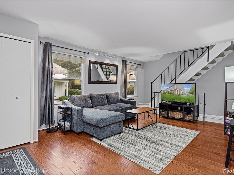 387 Neptune Dr, photo 6