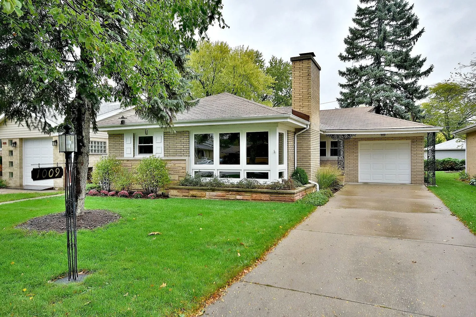 1009 Community Dr photo 1
