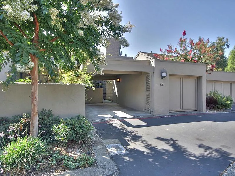 1703 Cherryhills Ln photo 1