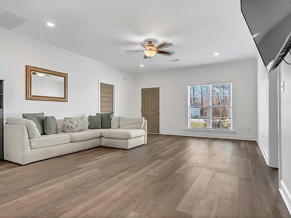 3rd image of 111 Edinborough Dr