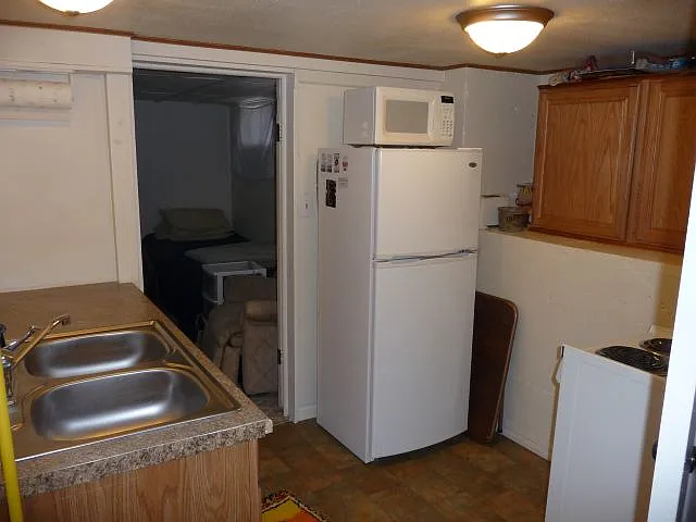 Studio, 1.0 bath, 400 sqft, $650 — Photo 2