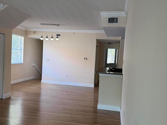 4th image of 5960 Sample Rd #208