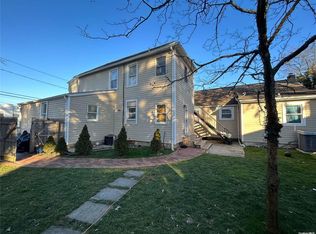 98 W 19th St, Huntington Station, NY 11746