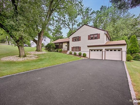3rd image of 19 Bear Brook Ln