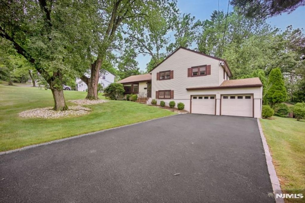 19 Bear Brook Ln, Livingston, NJ - View 3