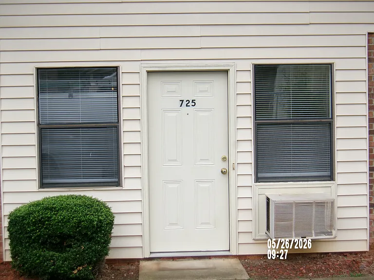 725 9th Ave NE #725 — Photo 2