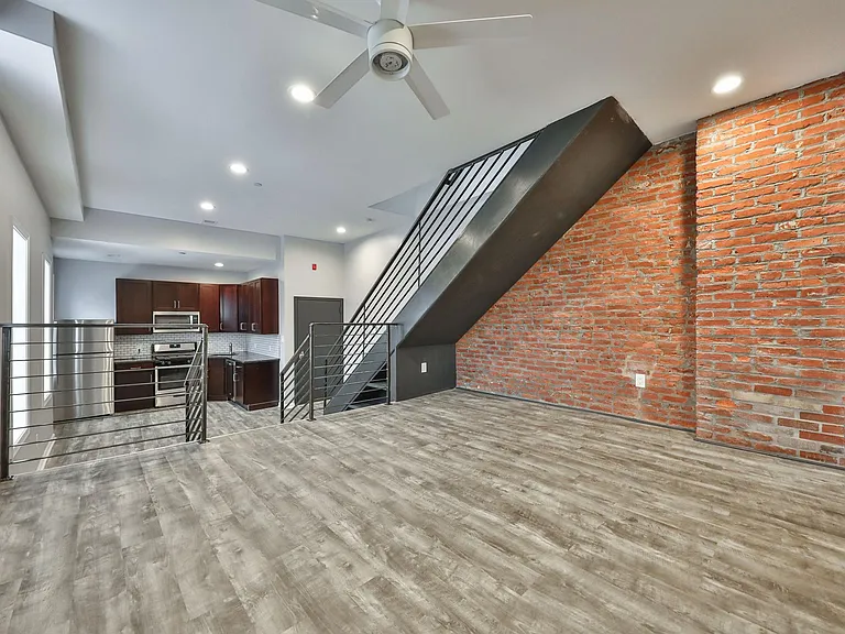 400 W Penn St #2 — Photo 2
