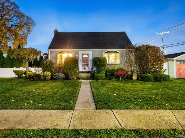 186 Robin Place, Levittown, NY 11756