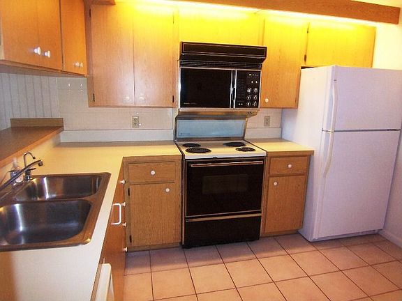Kitchen w tile floor