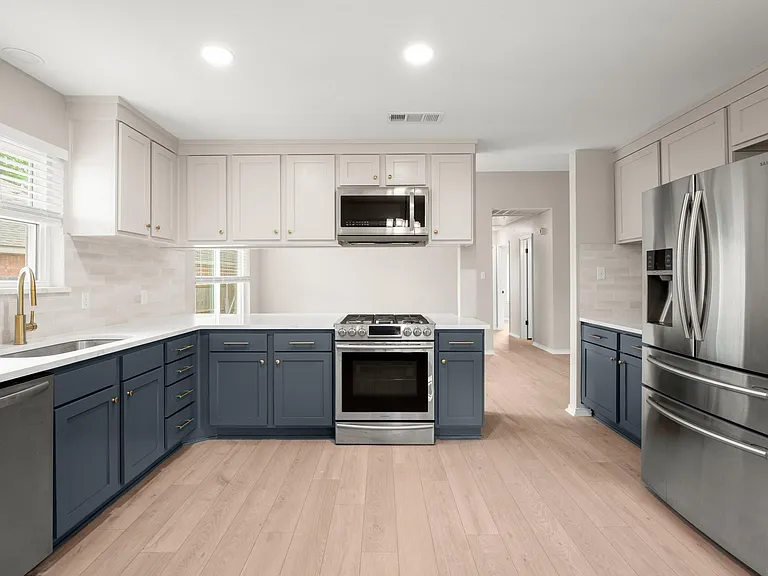 2113 Rosemary Ln — Photo 8
